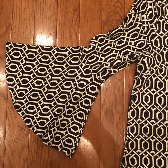 🙃Crown and Ivy Bell Sleeve Blouse🙃 - Picture 3 of 8